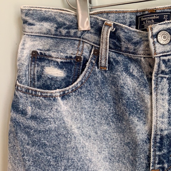 Abercrombie & Fitch High Rise Mom Jeans Acid Wash - Picture 7 of 9
